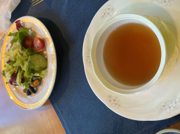 くすの木の名古屋コーチン卵のオムライス～ビーフストロガノフソース～のスープとサラダ